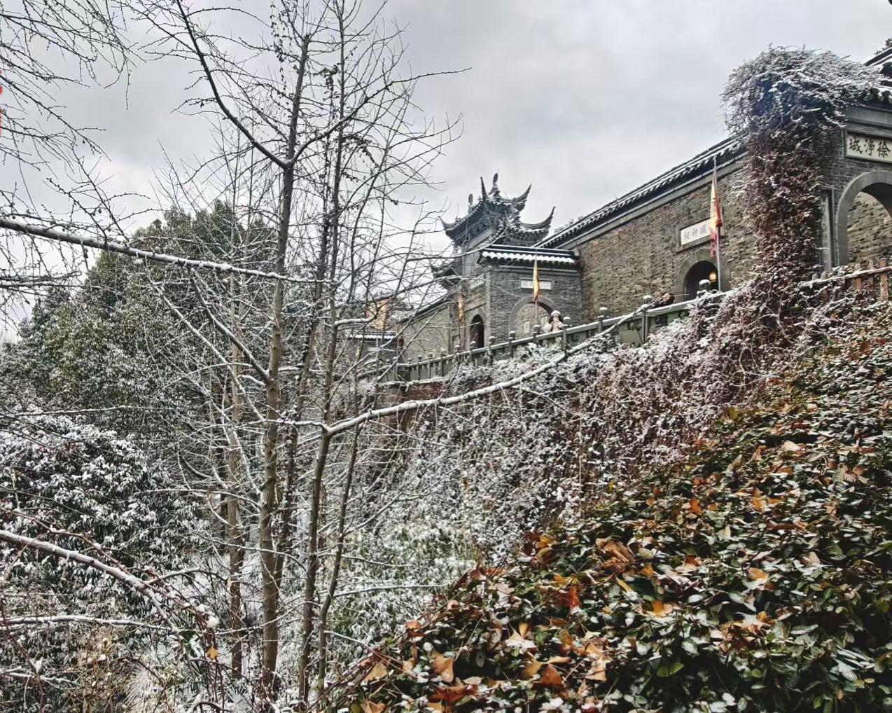 雪给古建披了层素纱，枯藤与残叶在冷枝间，织就冬的缄默，而飞檐翘角里，仍藏着岁月的