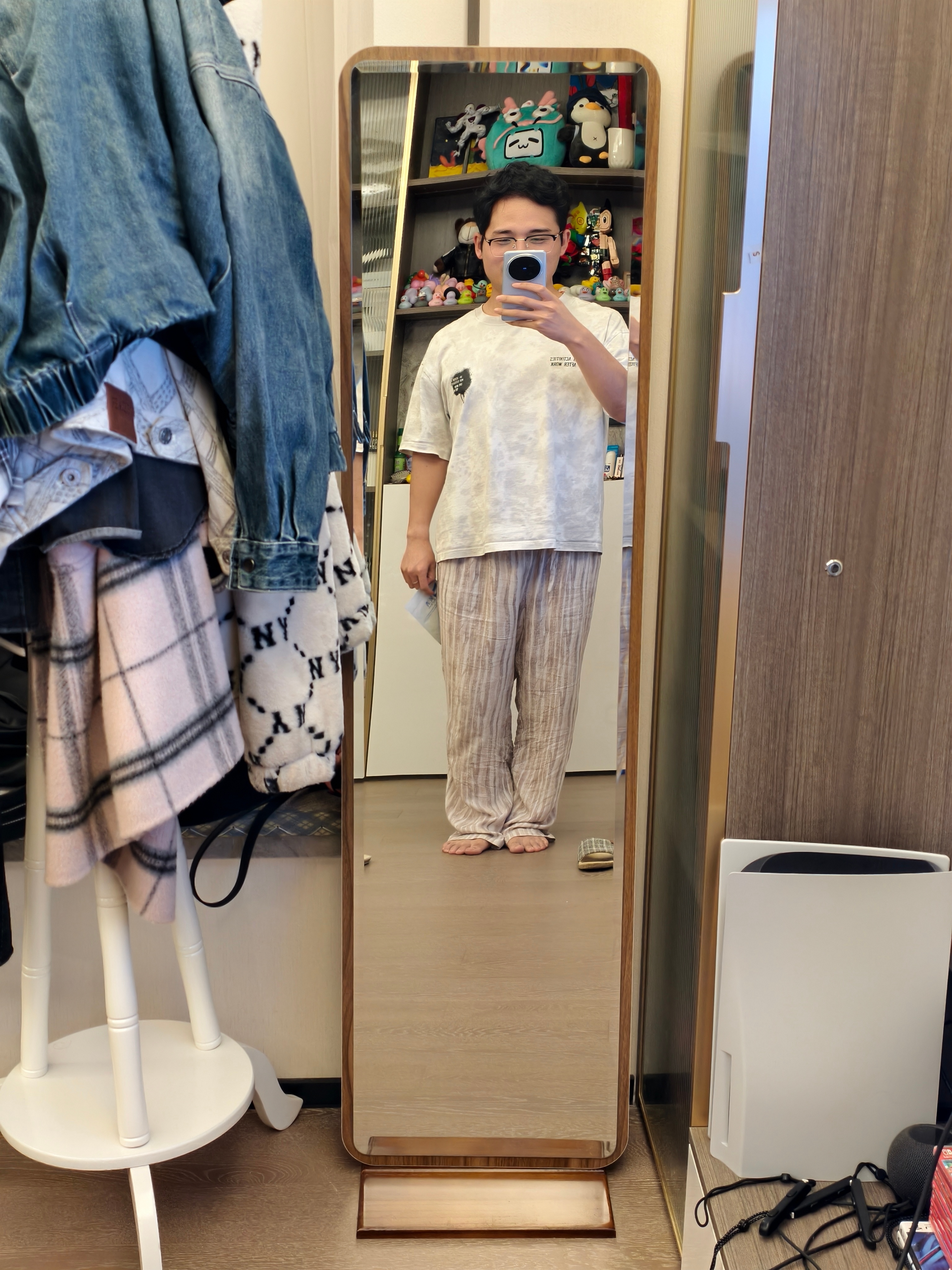 我有一个朋友，买了个落地镜这效果，不太好 ​​​