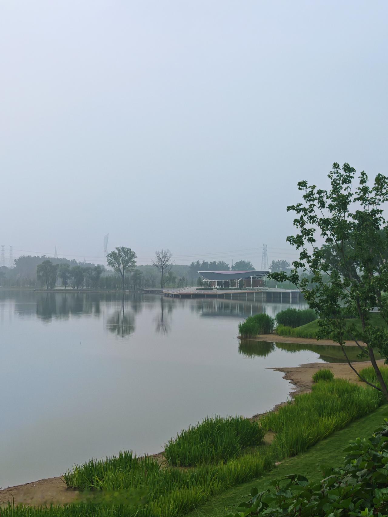 湖光山色，心旷神怡。北京朝阳区坝河金盏淀风景优美