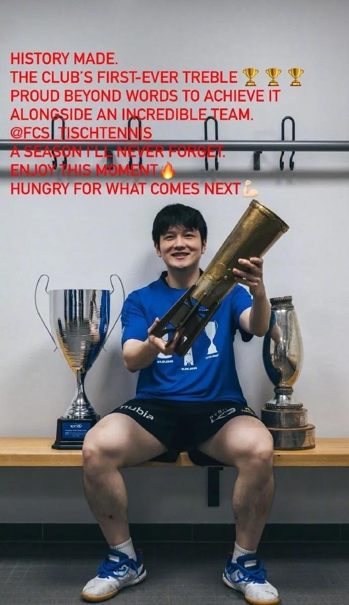 樊振东这波太牛了！6月1日他晒出和三个冠军奖杯的合影，发文庆祝成“三冠王”，说创