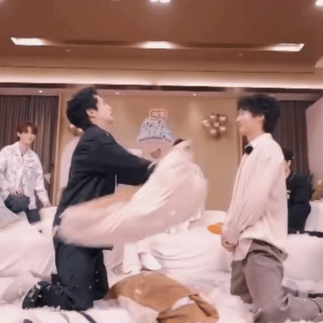 给王鹤棣打爽了 下期你好星期六睡衣派对王鹤棣玩疯了！全程高能嗨玩把快乐拉满，枕头