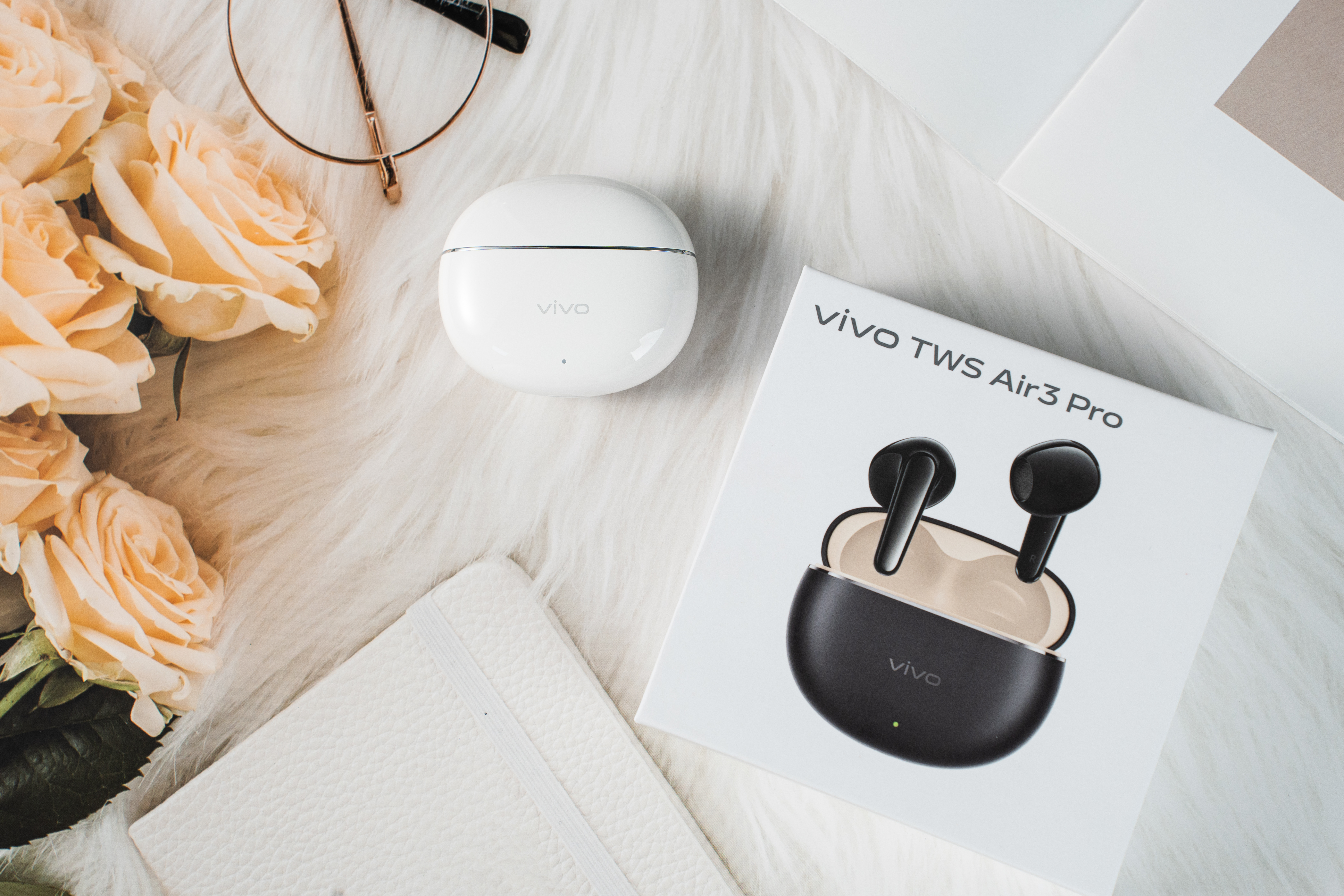 「半入耳降噪最强苹替」vivo TWS Air3 Pro外观上，白色充电盒像块温