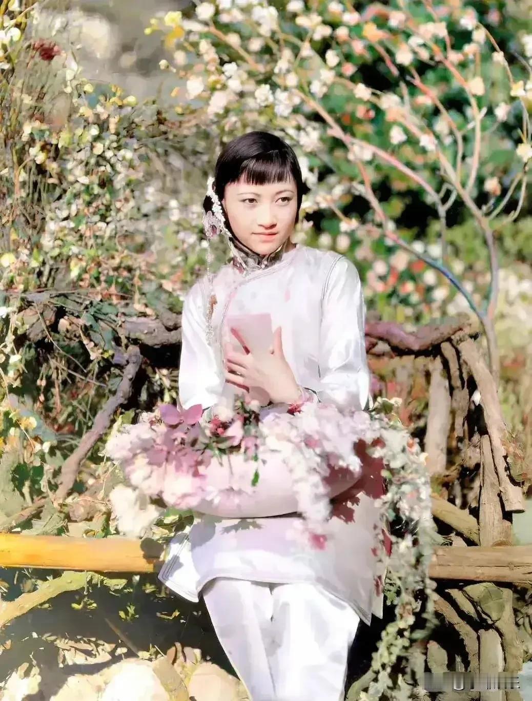 黄柳霜是一位民国时期的大美女，她的皮肤白皙如凝脂，柳叶眉、大眼睛和樱桃小嘴让她看
