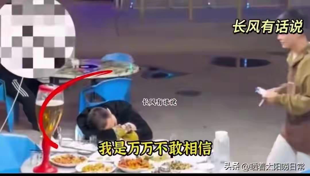 中年男人离婚后靠喝酒麻痹自己，结果那帮所谓的朋友都悄悄跑了，最后只剩他一个人付账