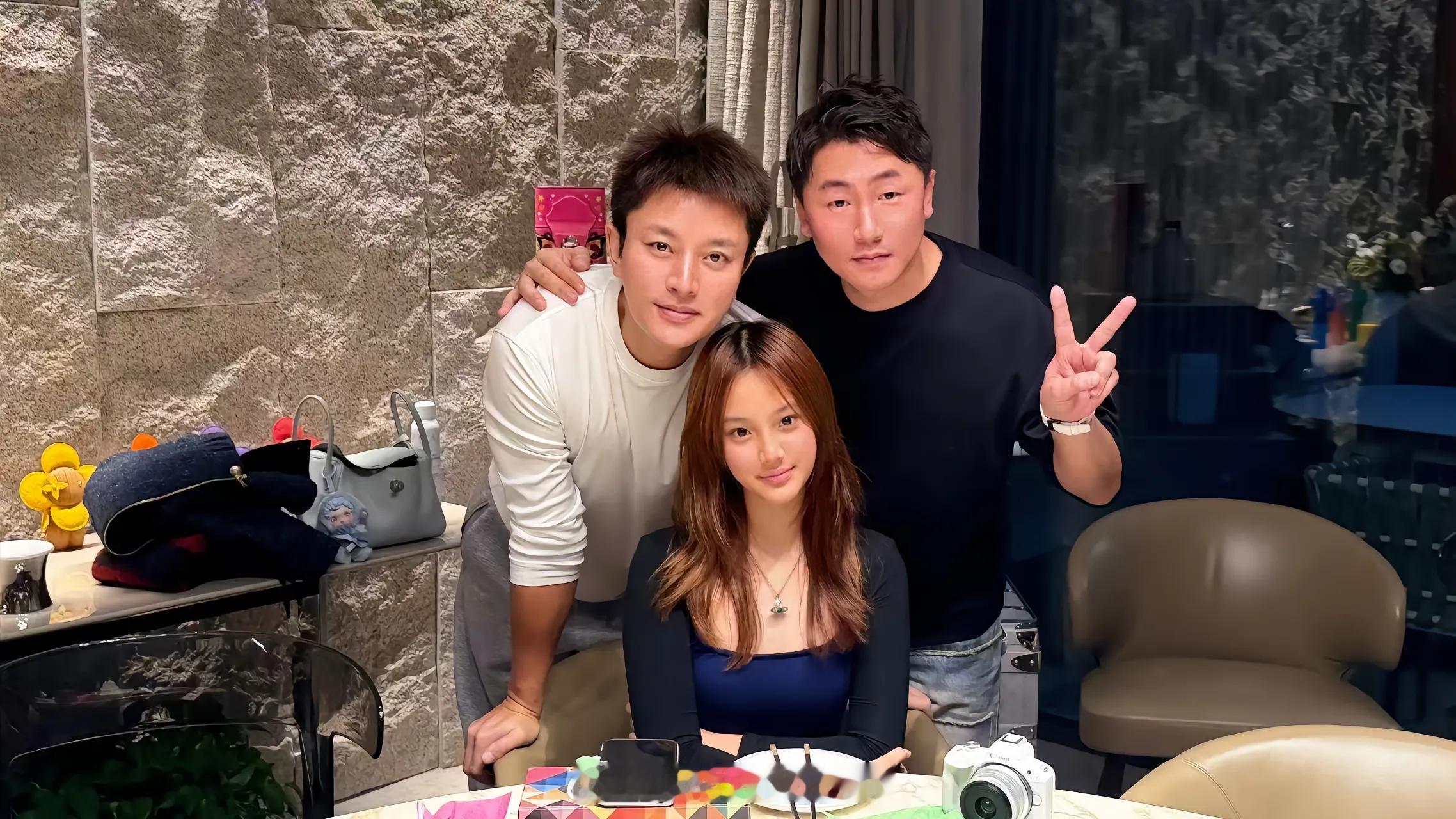 以为贾乃亮李小璐合照了把甜馨认成了李小璐 甜馨更像妈妈 ​​​