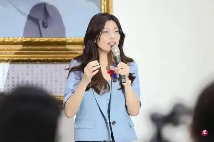 郑丽文很聪明，登机飞往北京之前，公布人事名单，朱立伦回应：将集体辞职

麻烦各位