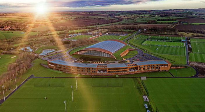 莱斯特提前降入英甲，球队队史首次连续两个赛季降级。2015/16赛季，莱斯特城奇