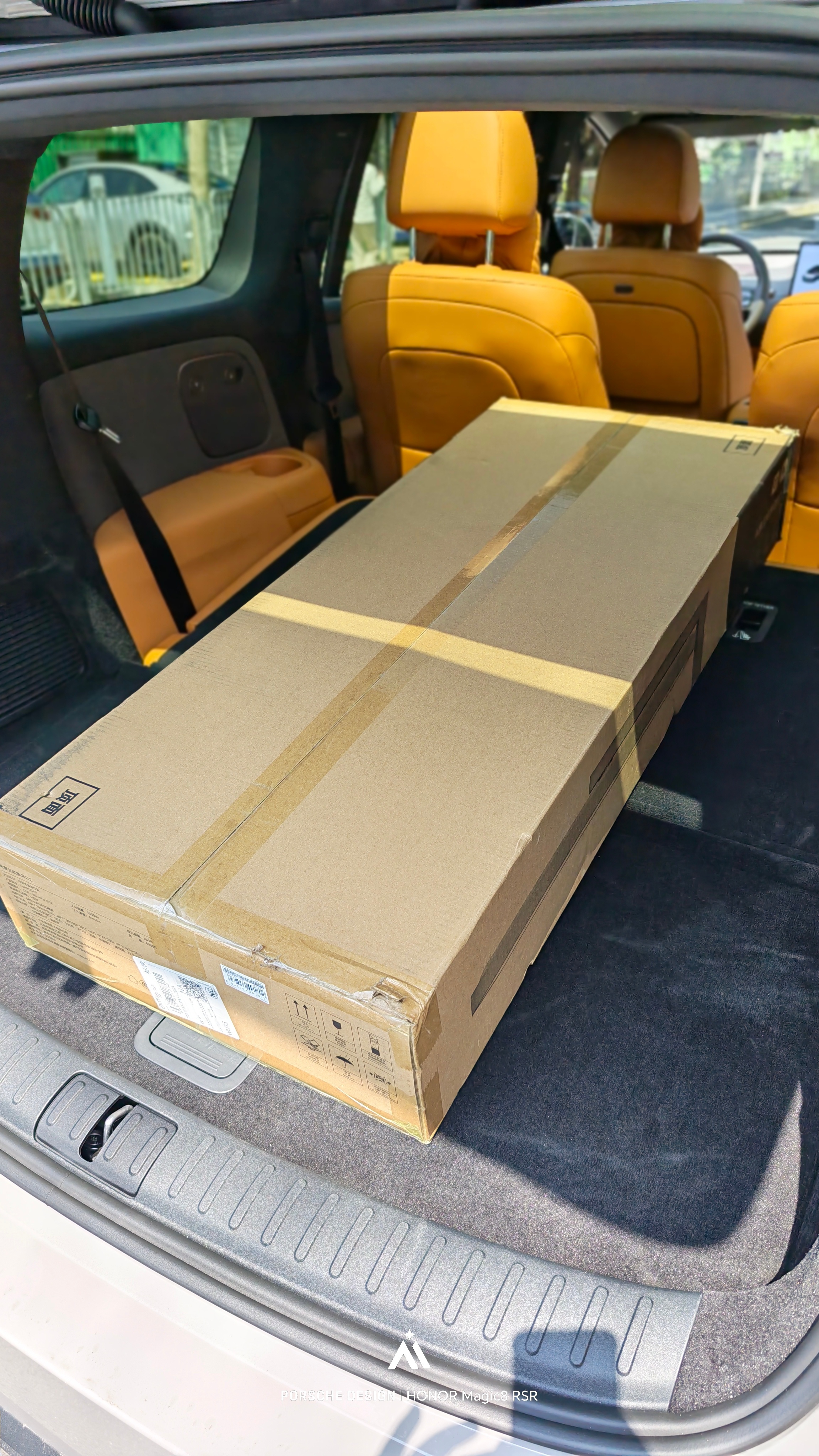 之前网友问我这个大路灯有多大，你看，得放倒座椅才能拉走，有些重量，但放家里超级合