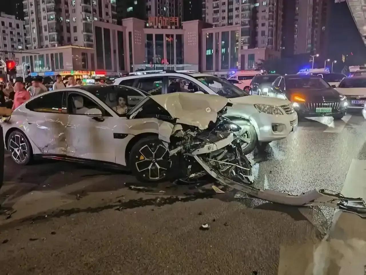 不要速度和炫彩，开车要的是安全！小米汽车也算把握住年轻人心理，起步快，速度快，拉