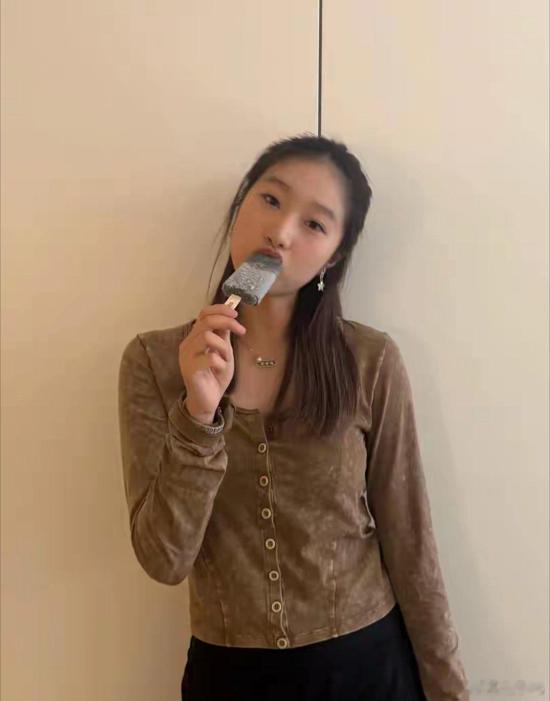 马伊琍大女儿晒生活碎片照，16岁文君竹青春靓丽，眉眼像极了文章 ​​​