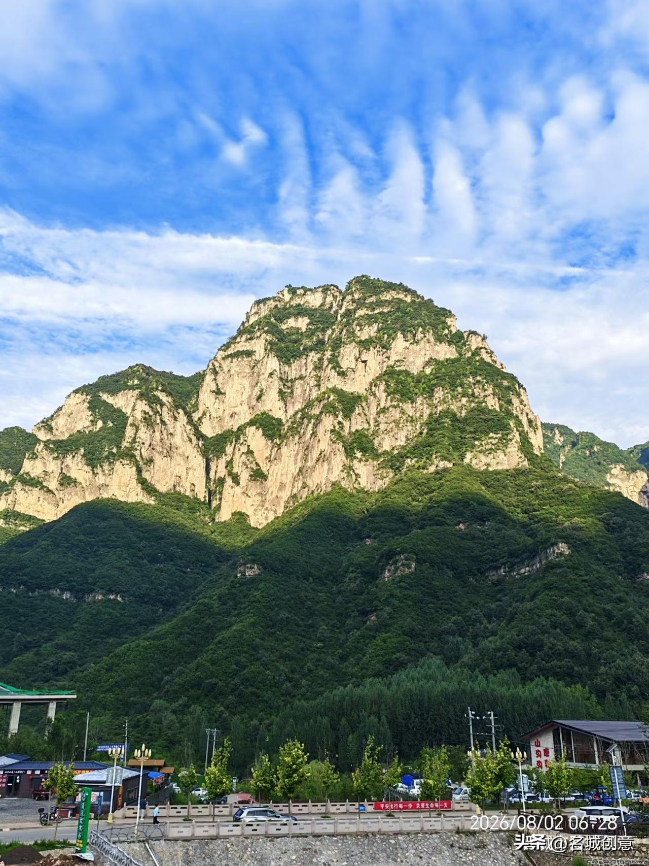 今早，山西晋城市陵川县锡崖沟四周的太行山蓝天白云，一九六二年到一九九一年，当地村