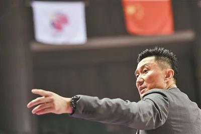 数国内教练，还看杜峰。
客场与浙江一战，广东主教练杜峰派上张文逸打了27分钟，赵