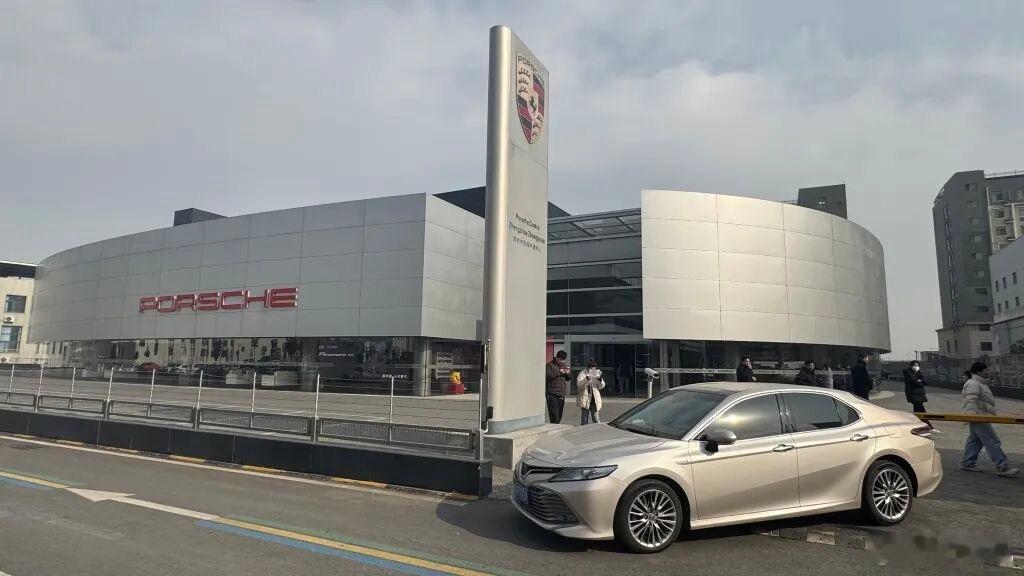 保时捷车主发声 郑州中原保时捷中心这波直接人去楼空太狠了，展厅车一夜清空，销售失