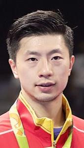 马龙，1988年生于辽宁鞍山，前国乒男队队长，乒乓球双圈大满贯、超级全满贯得主，