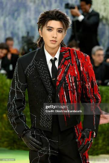 蔡徐坤定格Deadman时刻 当蔡徐坤出现在Met Gala舞台时，他仿佛带着整