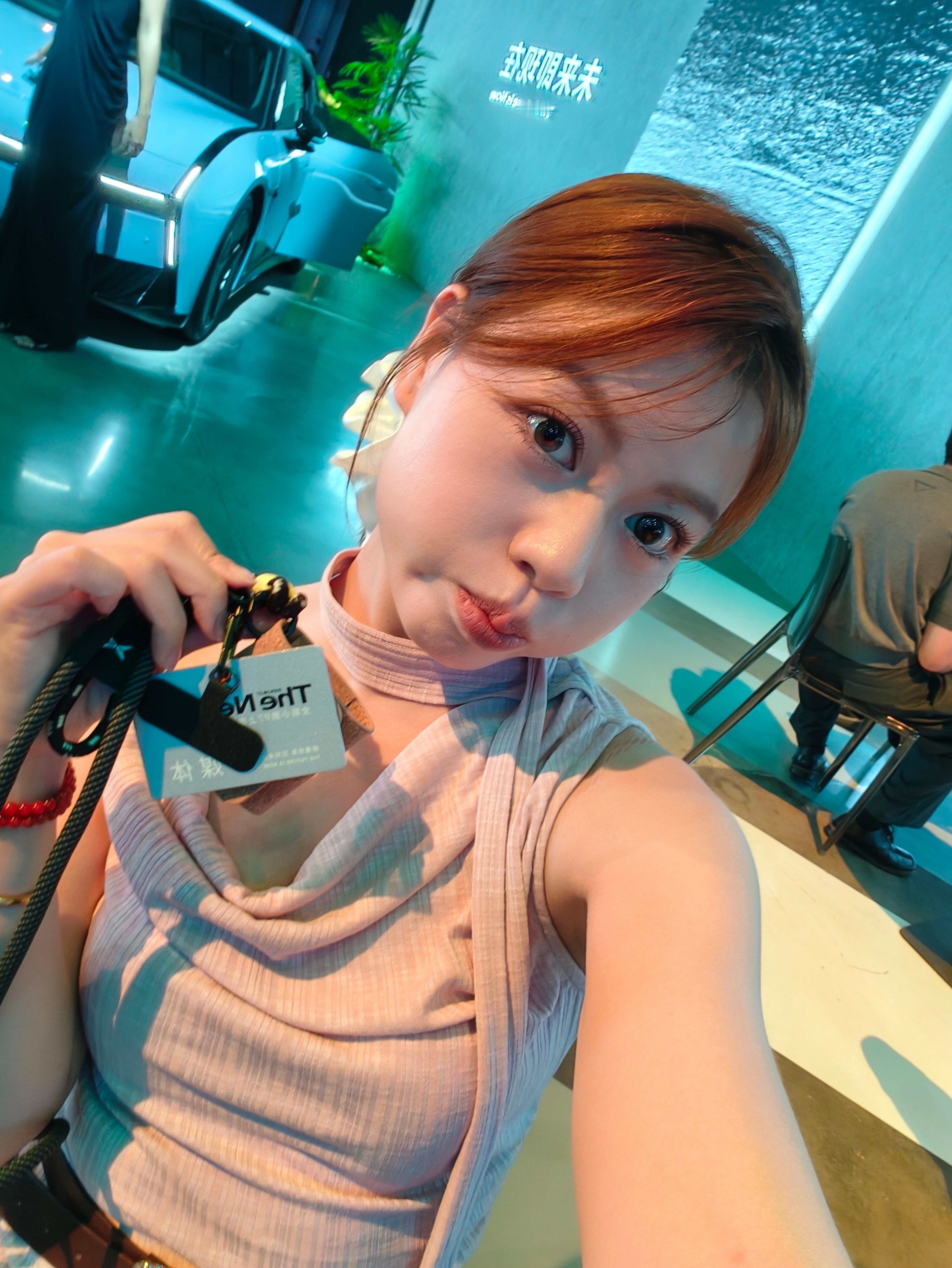 全新小鹏P7太火了在等一位大美女不知道能不能等得到[喵喵]先带你们看看现场有多火