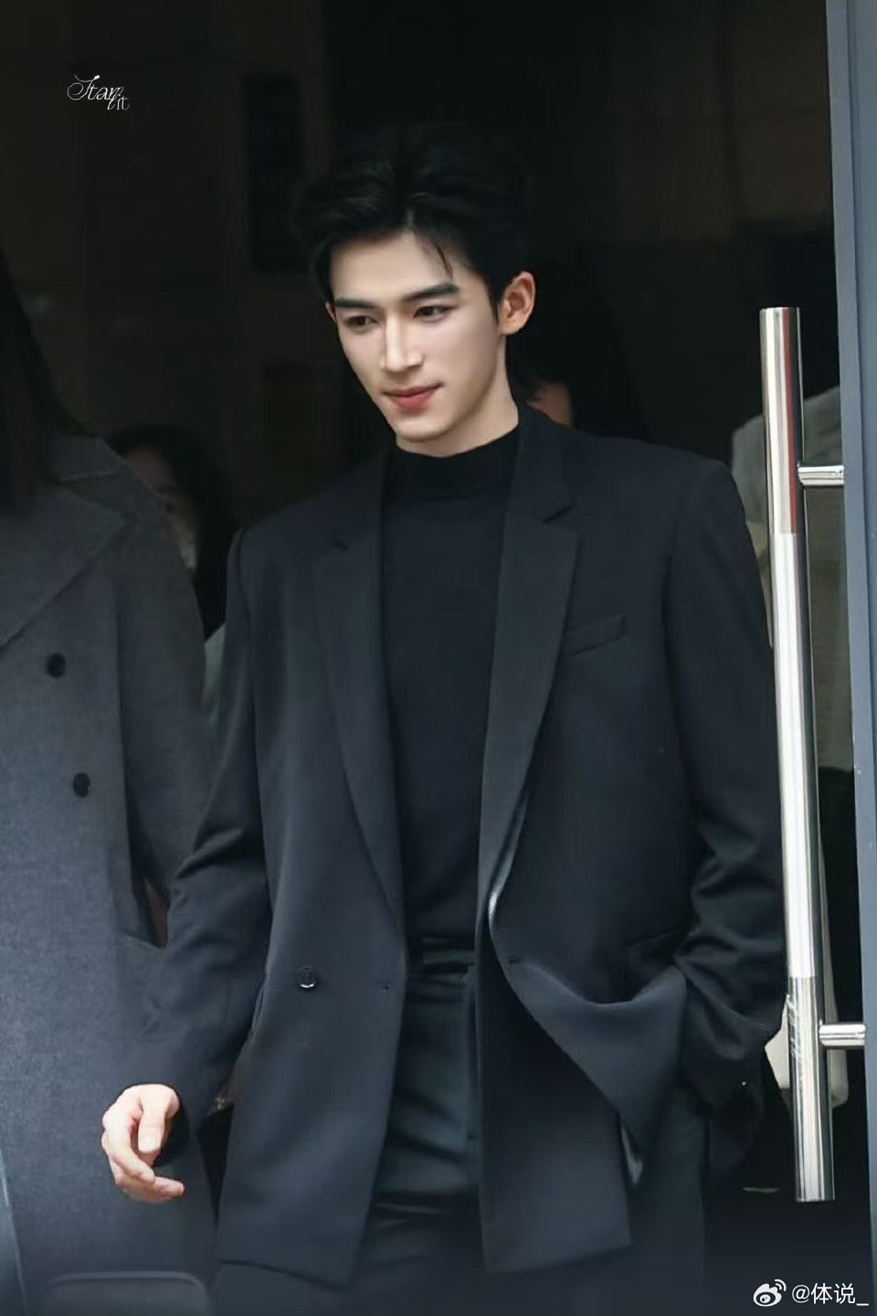 王星越爽的嘴角都压不下去自带本命BGM登场，王星越嘴角藏不住的开心，没有不暗爽的