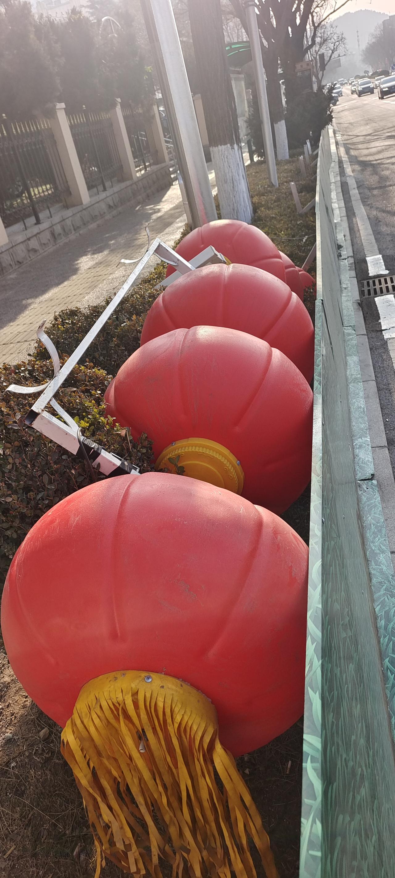 大红灯笼🏮🏮🏮挂起来 ，节日气氛搞起来。
去年街上高挂红灯我也关注了，也是