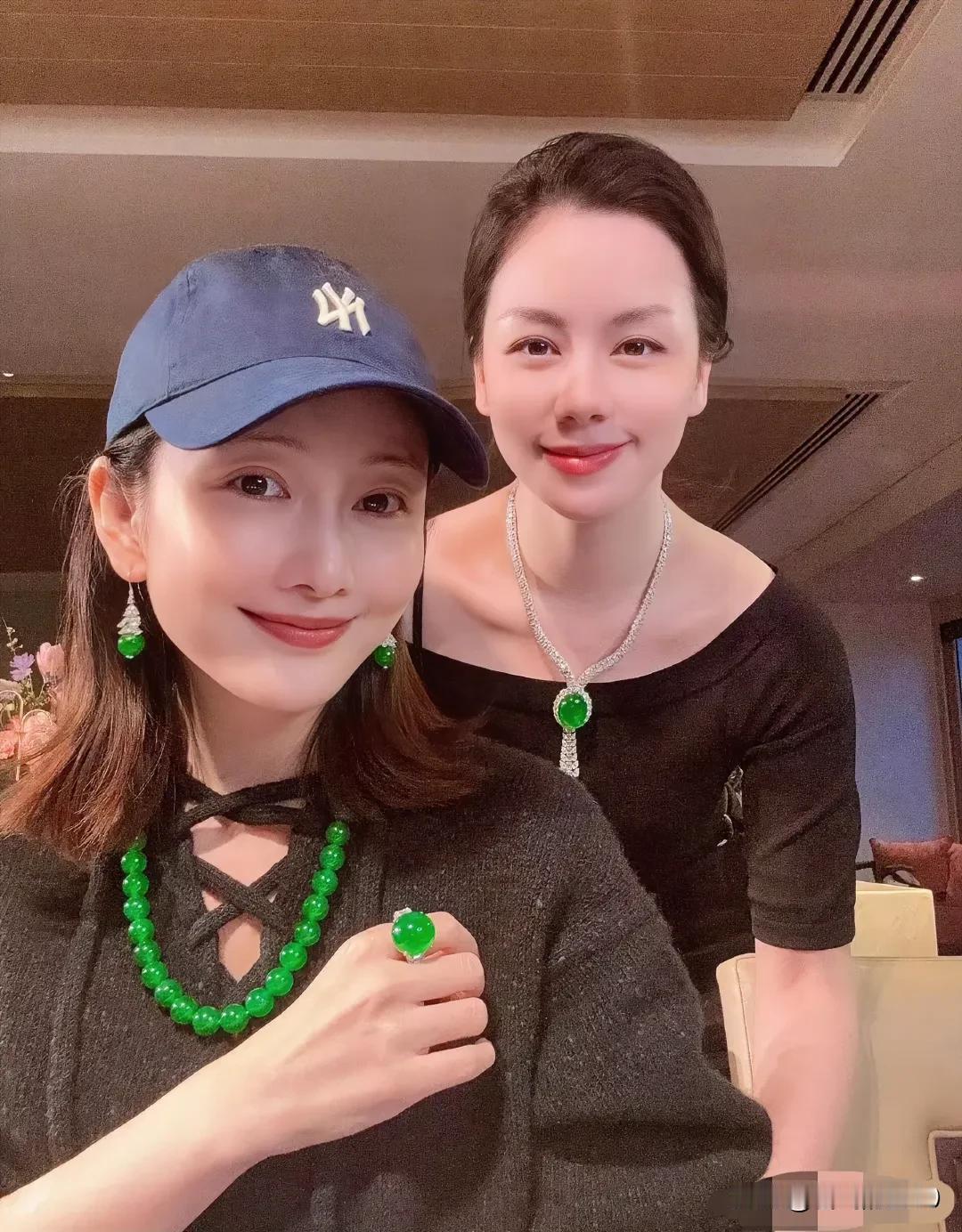 王鸥生娃后，越来越有女人味，戴上这套价值连城的帝王绿翡翠，越发高贵迷人！