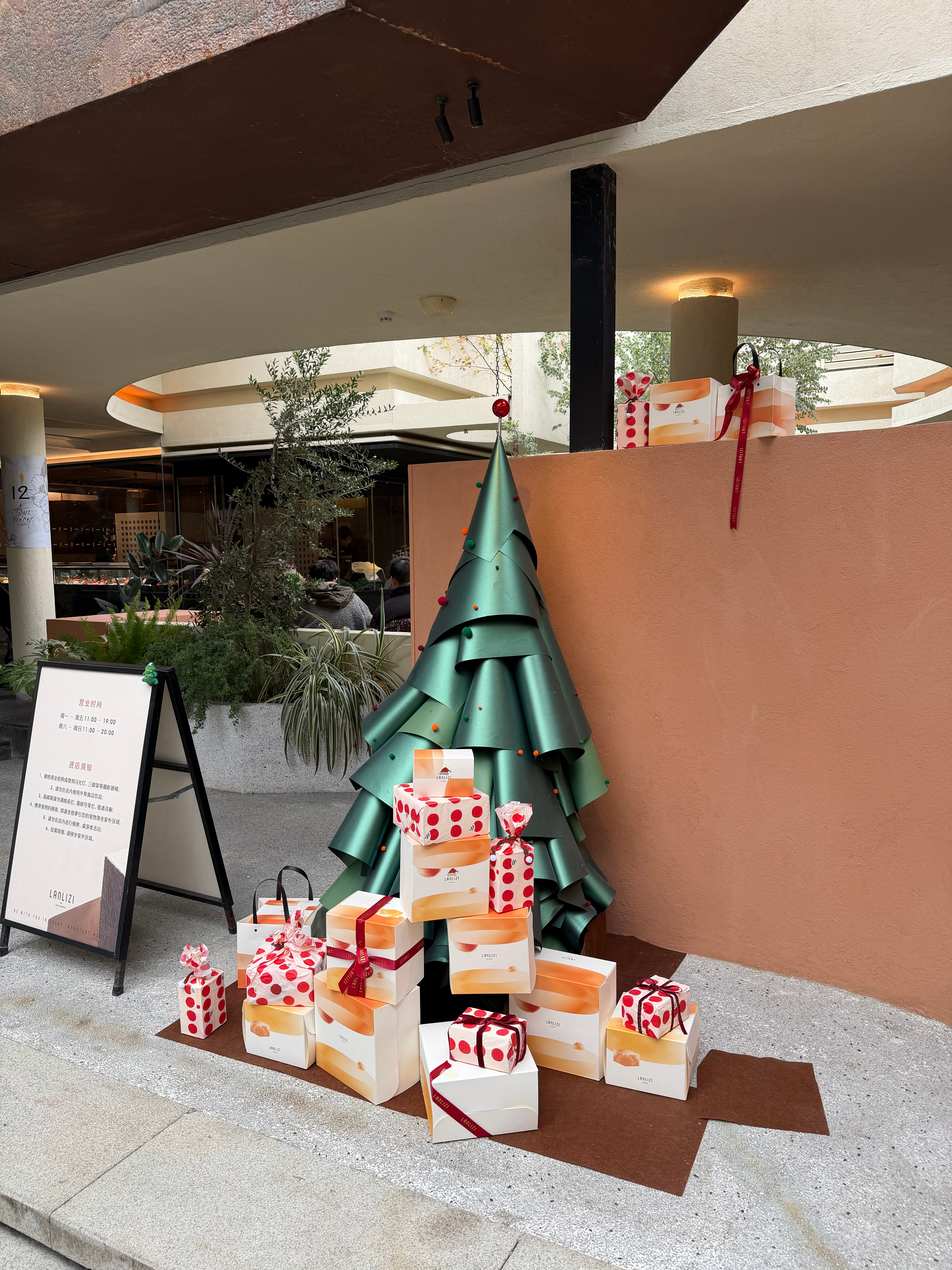 烂李子的圣诞礼盒好乖，专门去华阳吃臭豆腐煮鱼，结果很难评。 