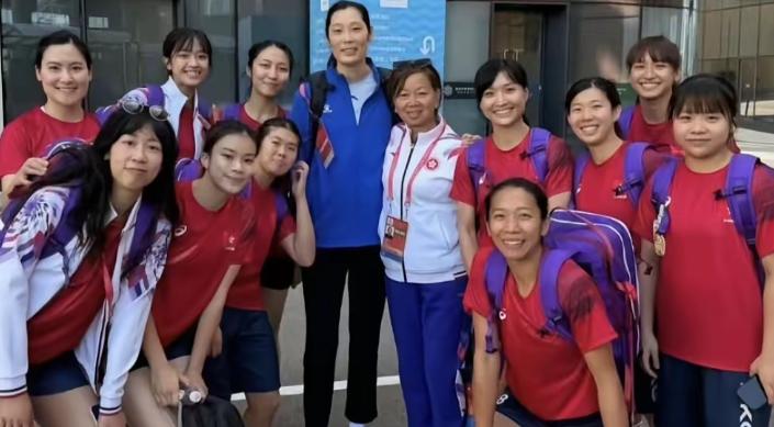 没想到全运会国外打球的朱婷回来打球这么受欢迎，昨天香港女排一行人在全运村遇上朱婷