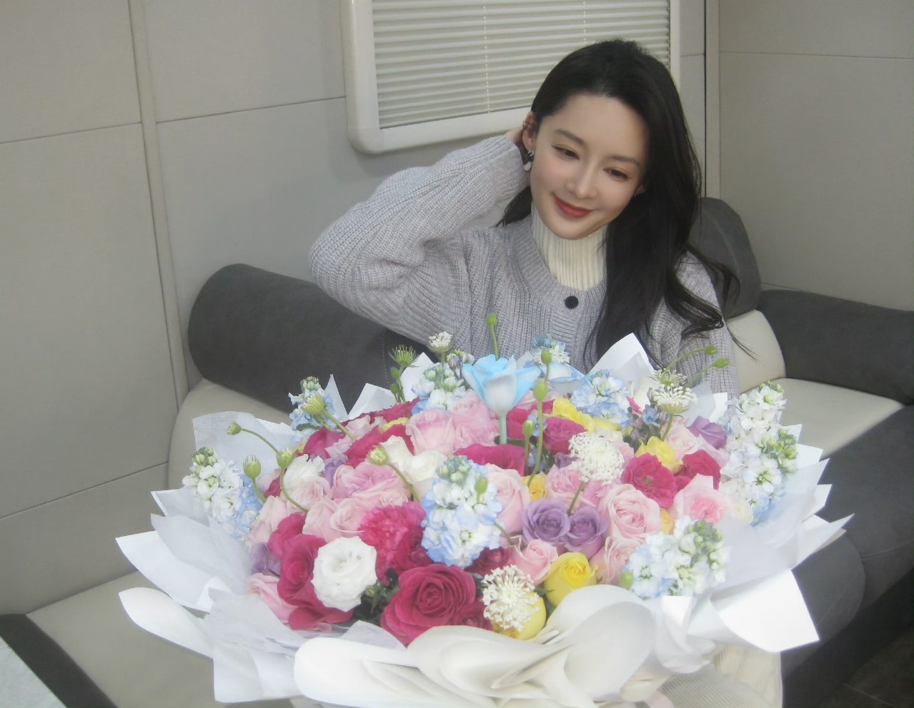 李沁李沁收到一束来自春天的花李沁晒开工鲜花李沁晒开工鲜花啦 