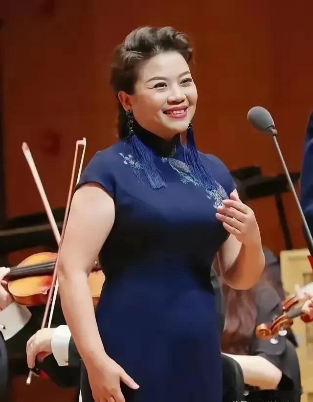大家还记得这一位女歌手吗？她是土生土长的湖南省长沙人，是金铁霖教授的学生，个子不