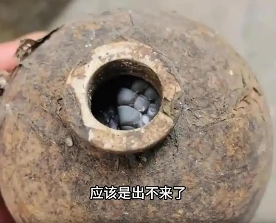 12月4日，湖南永州江永县发生了一件奇事。一居民周先生在田埂上发现个废弃酒瓶，听