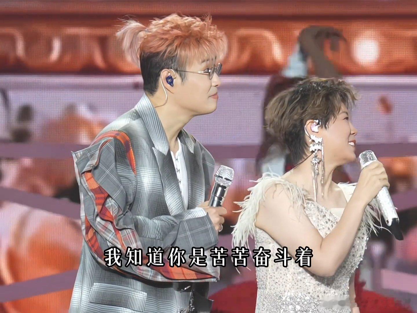 小沈阳[超话]在小沈阳演唱会求婚小沈阳演唱会祝福台下求婚粉丝 在小沈阳演唱会求婚