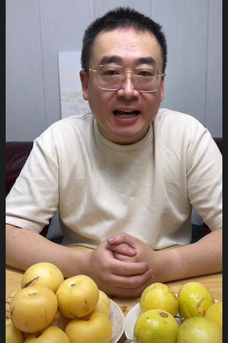 云昊直播谈六六

云昊说：文是发给六六了，但是，按要求在一周内，如果不满意，可以