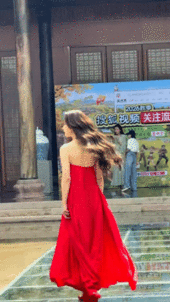 李梦脚下一滑差点摔倒 李梦吓自己一跳李梦就这样转圈圈转圈圈，脚下一滑差点摔倒，吓
