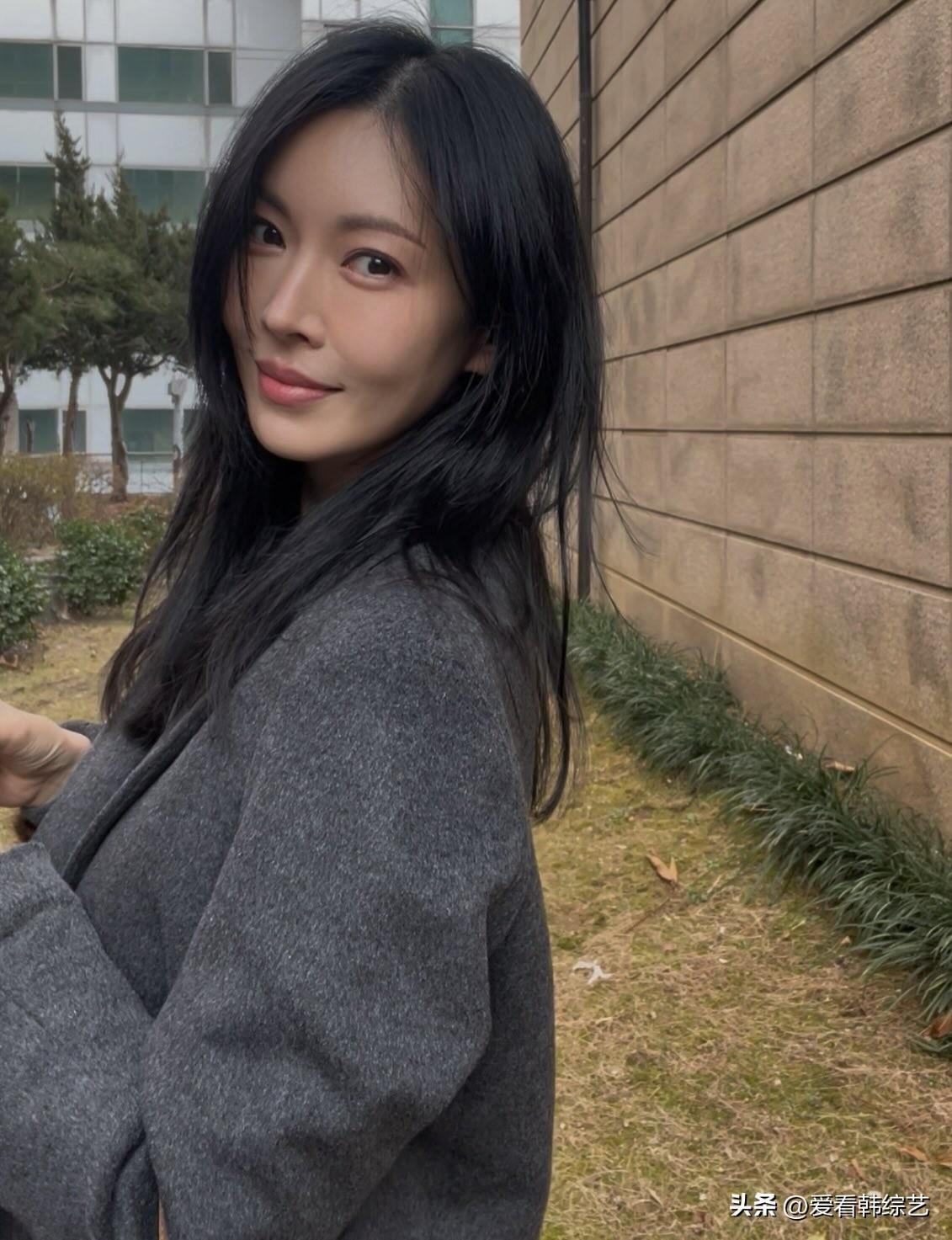 3月，演员金素妍在自己的Instagram上传了多张照片。公开的照片中，金素妍身