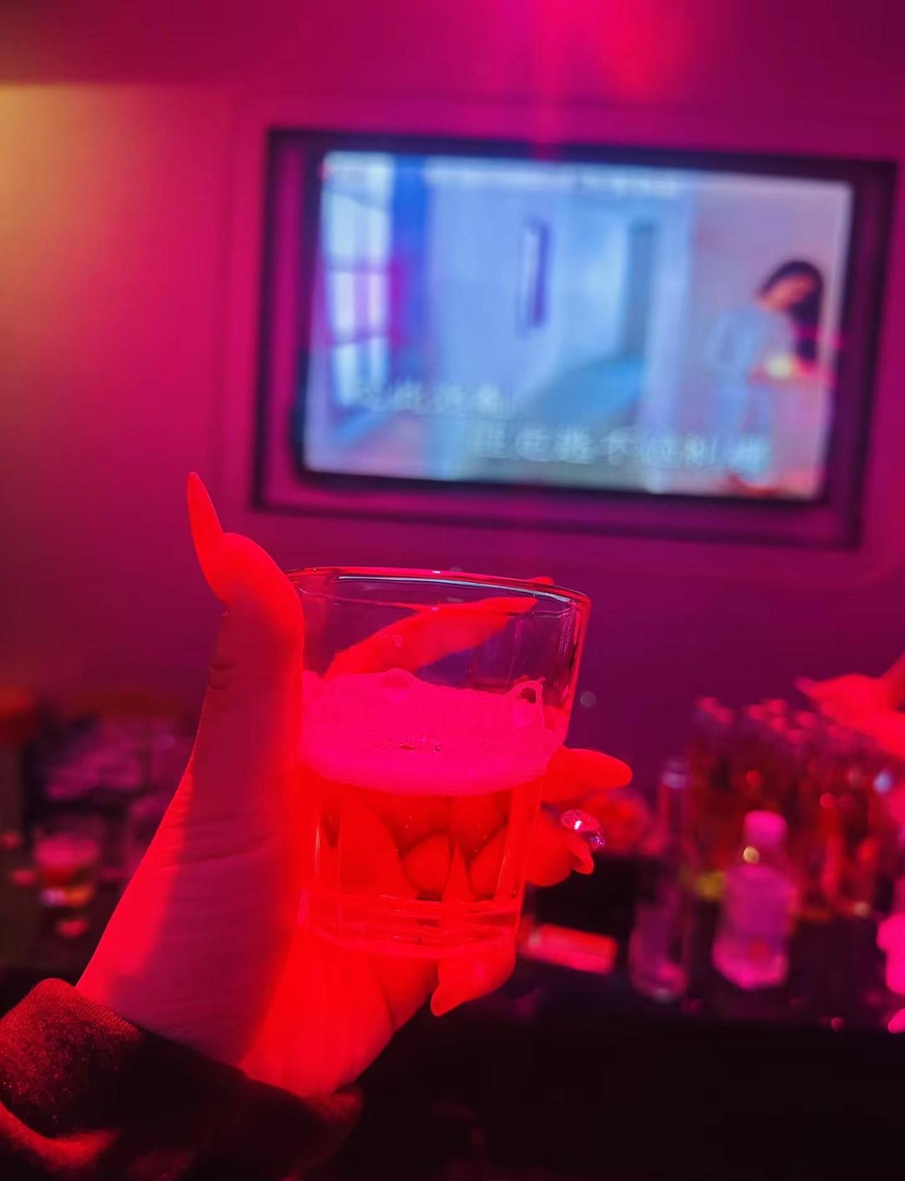 有些人，身体不需要酒精，可是心情需要。🍸微醺 微微微微微微醺 干杯live k