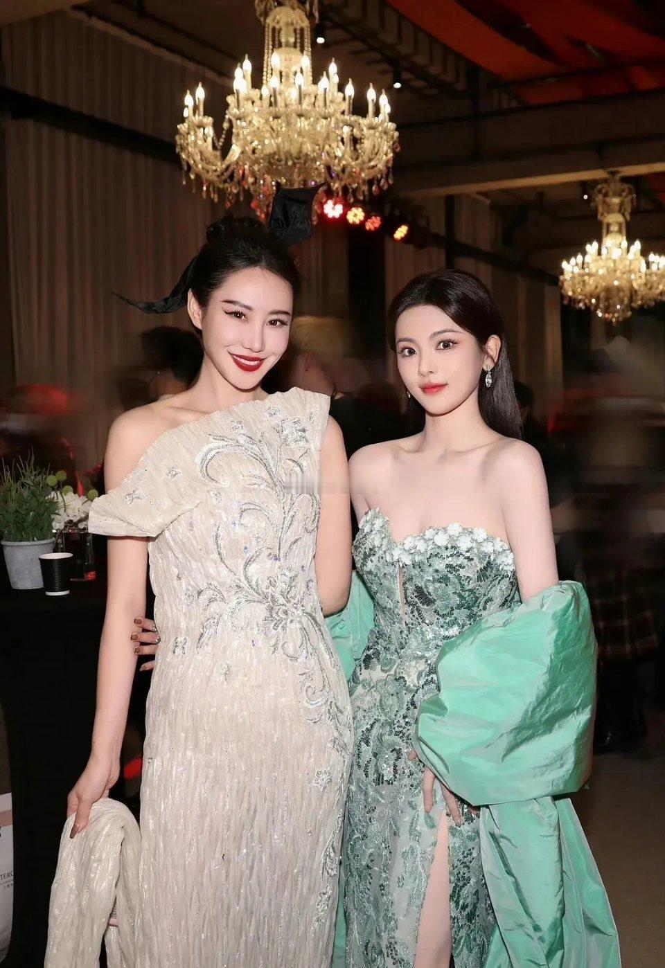 以前不明白为什么杨超越被夸神颜，直到看到了合照……她算是幼态脸的模板了[笑cry