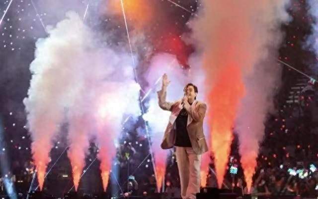 76岁谭咏麟唱到哽咽！刘德华李克勤悄然现身，接下来一幕太意外