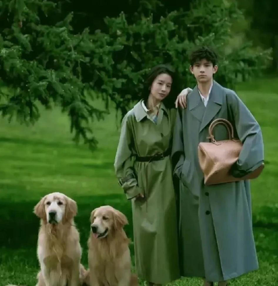 董洁的儿子顶顶真的好帅呀
母子俩合拍大片，好养眼
顶顶穿着一件特别宽松的风大衣
