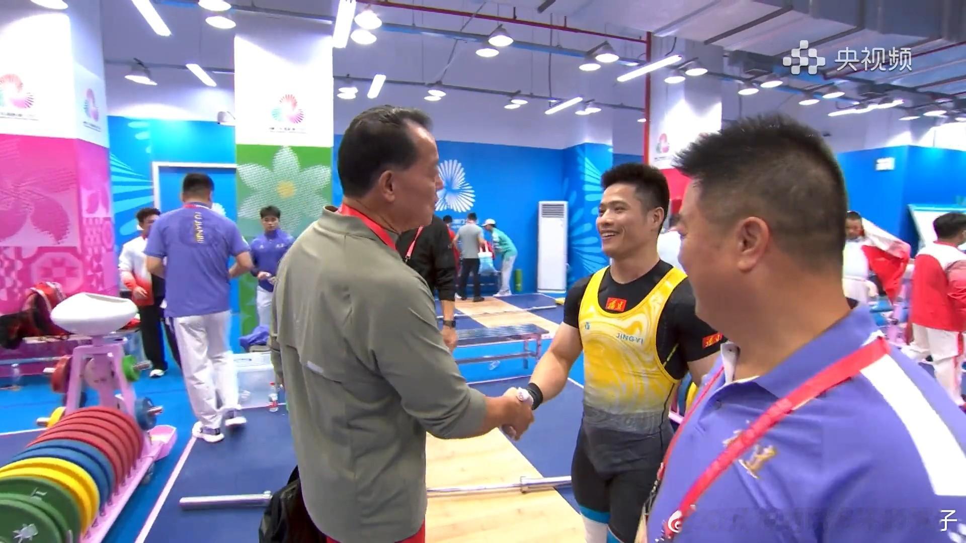 2025年第十五届全运会举重男子61公斤级决赛：李发彬（福建队）抓举137kg，