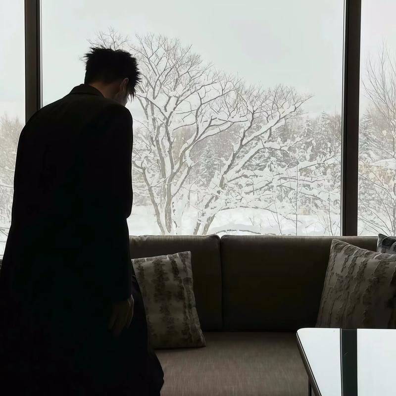 深夜遇到男扮女装的变态男人
朋友离婚后，心中郁闷，晚上一个人出去遛弯，遇到一个浓