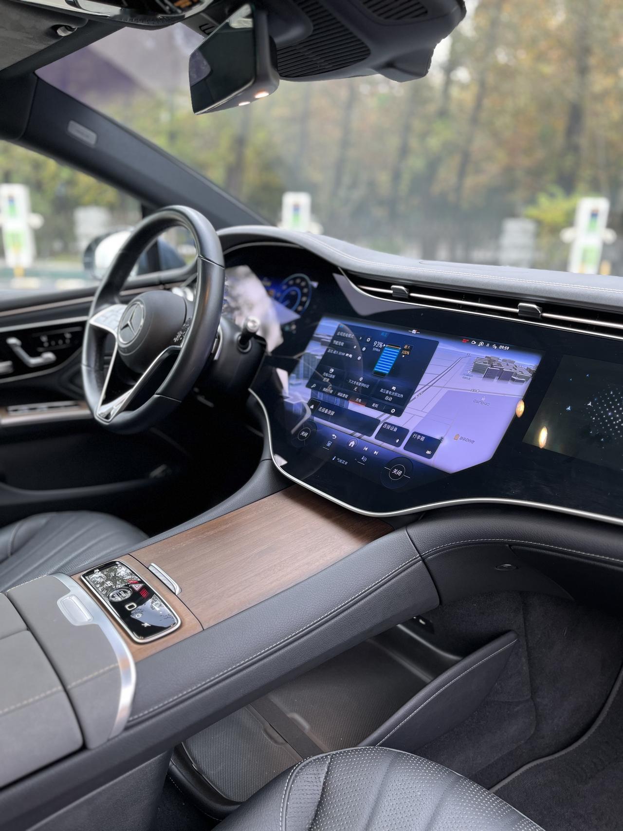 手握预算准备圆梦第一辆车时，你是不是也卡在了两难的路口？
一边是新车的光鲜亮眼，