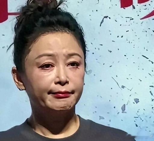 57岁的陈红模样变了好多，皮肤耷拉着，皱纹也明显，身材走样发福 ​​​