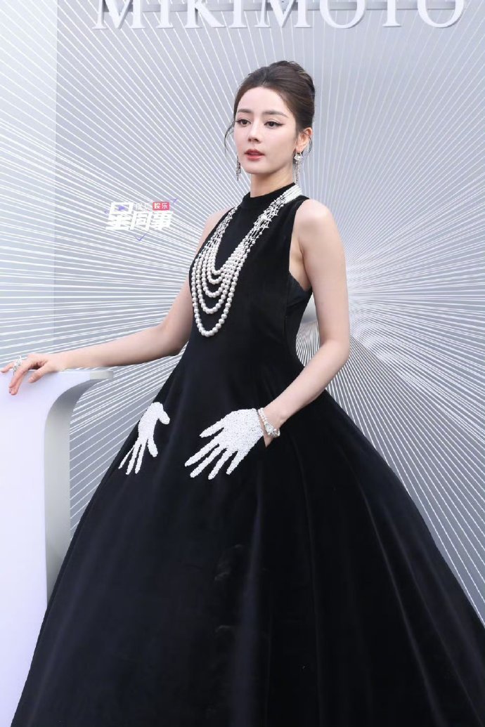 迪丽热巴宋威龙同框视觉冲击力浓颜骨相还得看迪丽热巴宋威龙浓颜的惊艳观感，永远离不