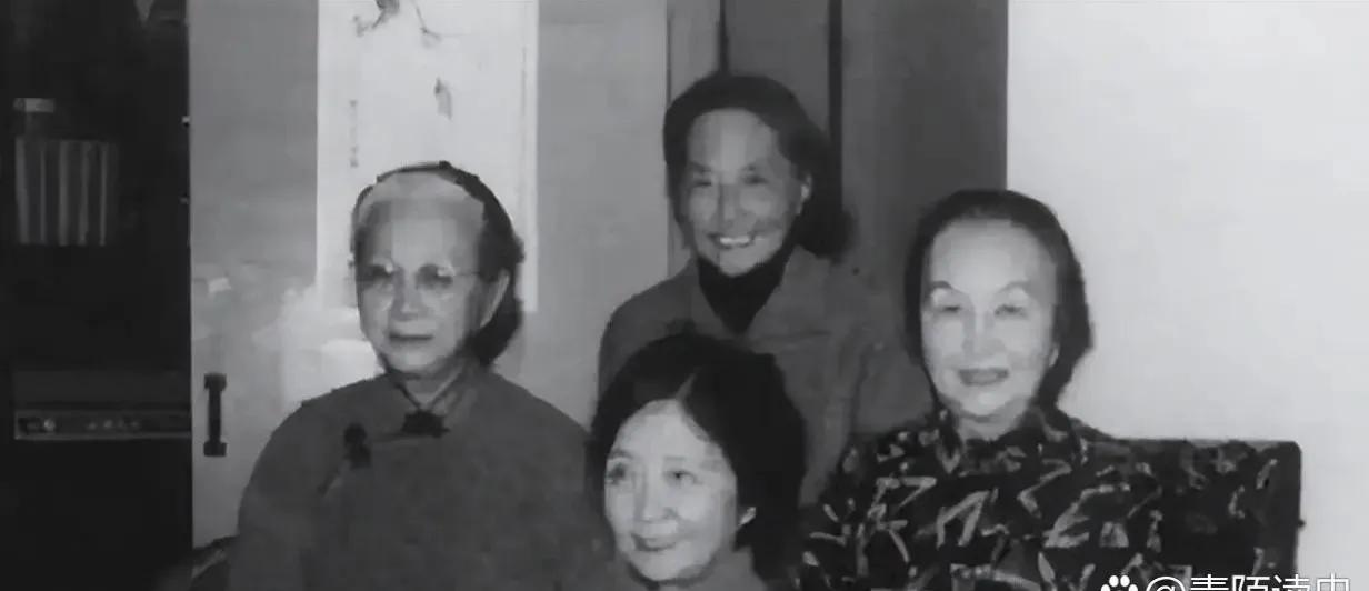 1921年，36岁的陆英生完14个孩子后，因拔牙而去世。临终前，她给每个保姆发了