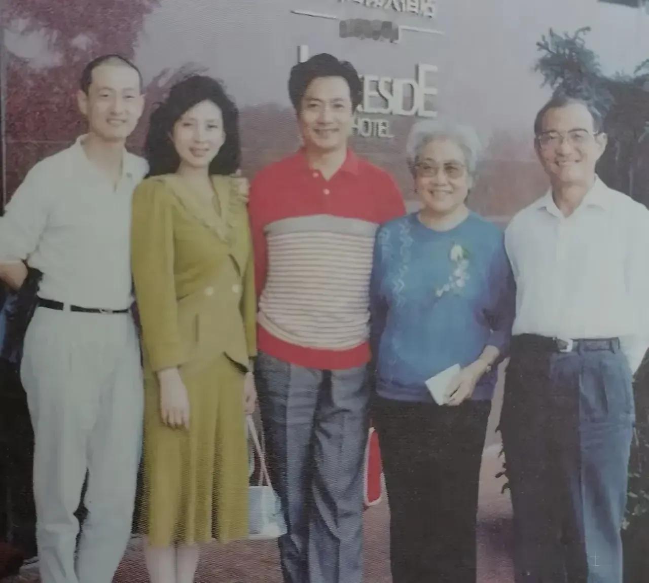图一 合影中有京剧演员关栋天，那时叫关怀，还不是光头，他站在吴海燕边上，我想起了