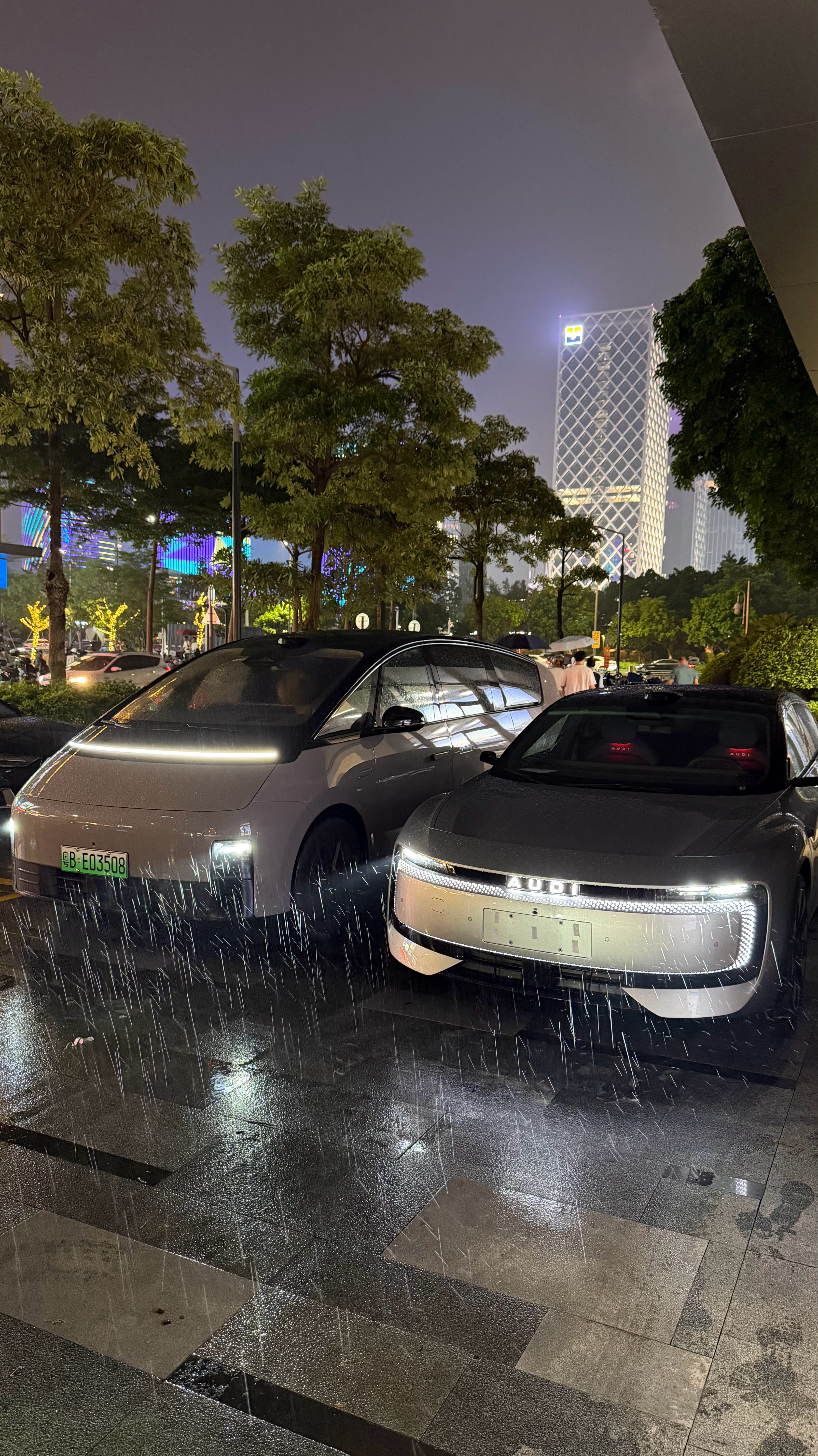 这两台车，在我看来风格一样，都是超级前卫设计，看不腻的代表，起码再看个几年都这样