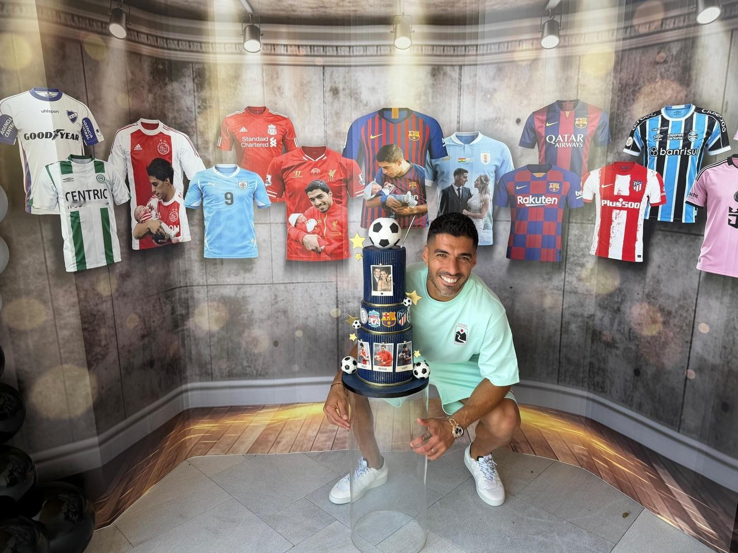 苏亚雷斯ins晒照庆生：“现在终于可以和家人一起庆祝生日了，也借此机会感谢所有给