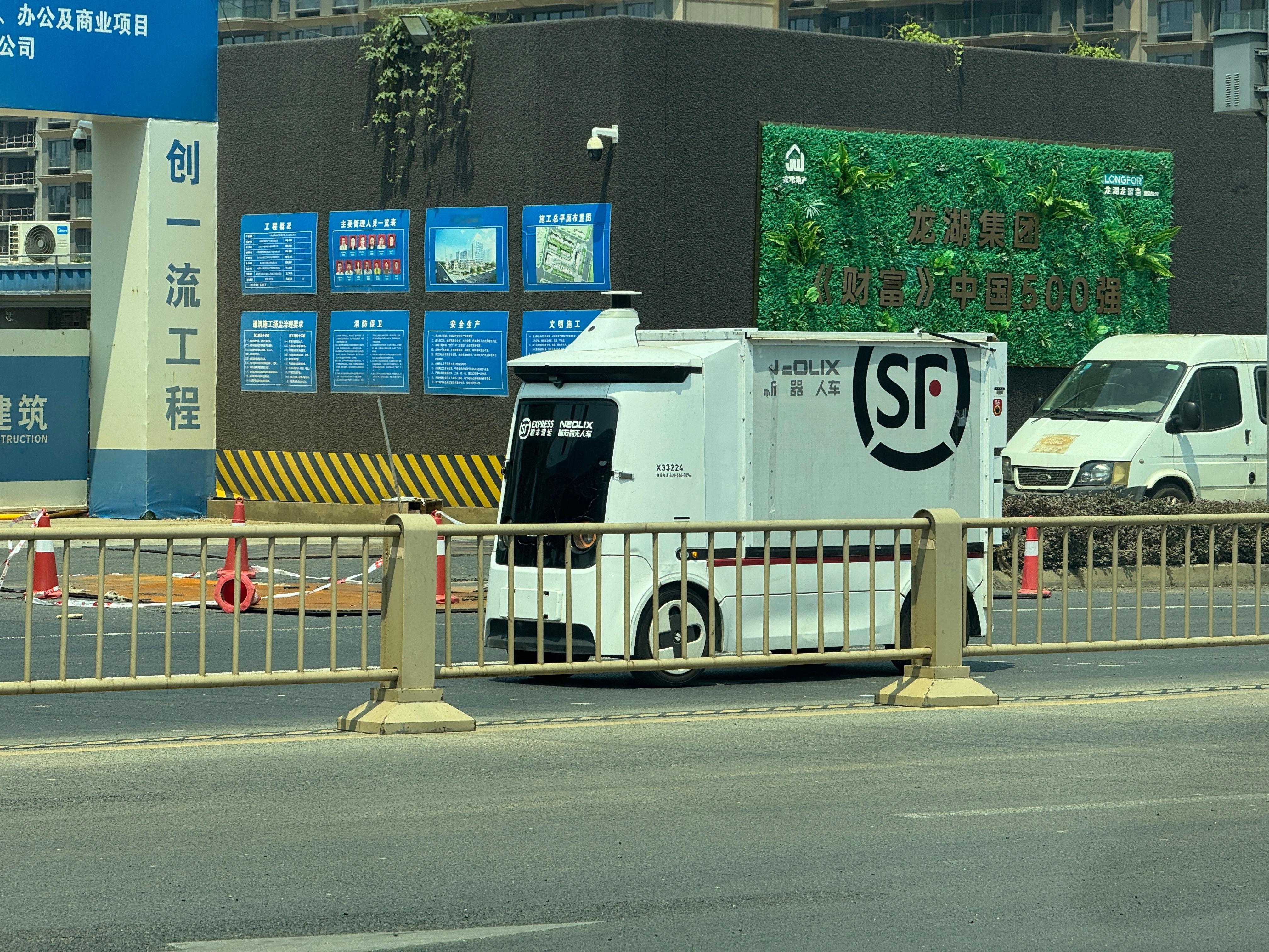 在路上偶遇了一辆顺丰的“新石器无人车”，你说说，再过几年，快递员这个岗位是不是也