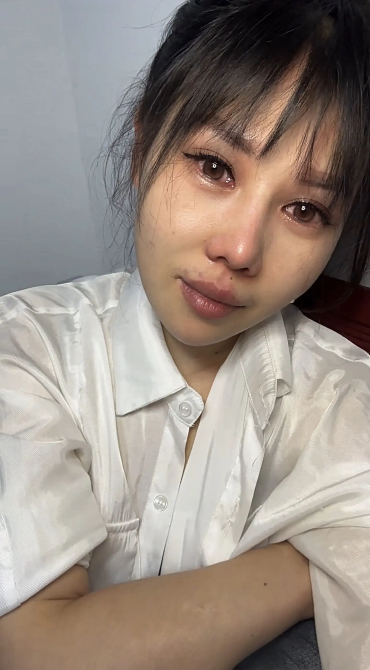 83年的我，今年44岁，满身负债，进退两难，每天拼命挣来的米，全都拿去...