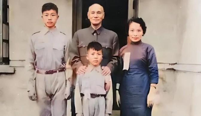 1953年，蒋介石得知戴笠的儿子戴藏宜被枪毙，当即命令毛人凤把戴的后人接到台湾。