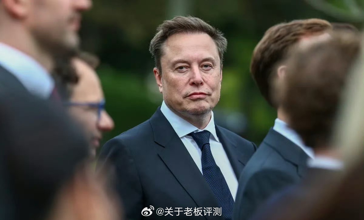 特斯拉车主盼了很久的满血FSD，又一次没有官宣上线日期。马斯克原话：在积极争取审