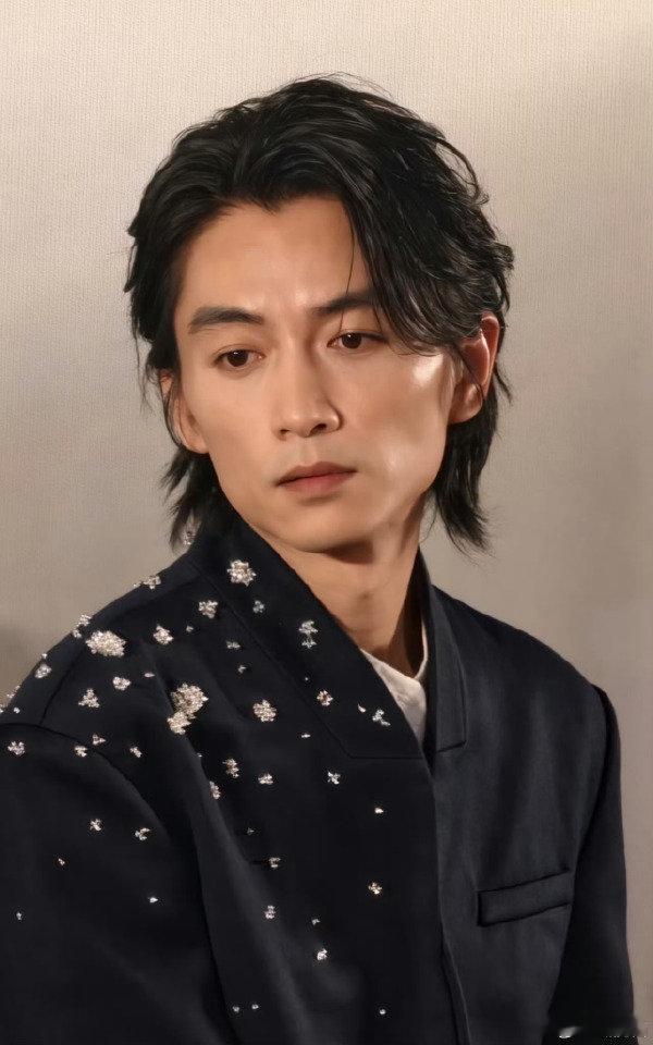 陈晓暴瘦的原因陈晓暴瘦不是没原因的！为了古平原这个角色，自然清瘦下来，这种沉浸式